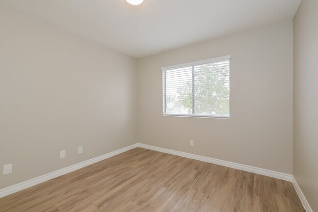 Building Photo - 824 Crabapple Dr