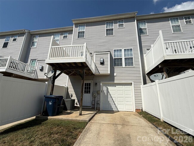 Building Photo - 9766 Blossom Hill Dr