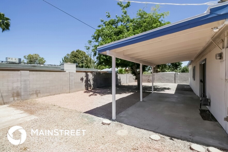 Building Photo - 2210 E Claire Dr