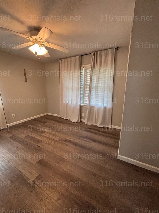 Building Photo - 3 bed 1 1/2 bath house available Now!!