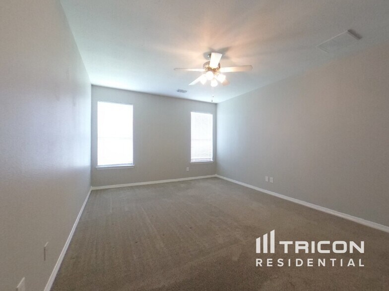 Building Photo - 28818 Hidden Cove Dr