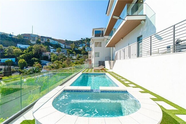 Building Photo - 8566 Hollywood Blvd