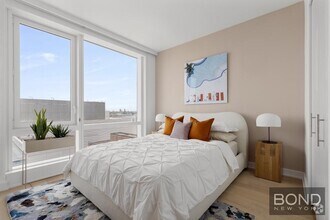 Building Photo - 555 W 38th St