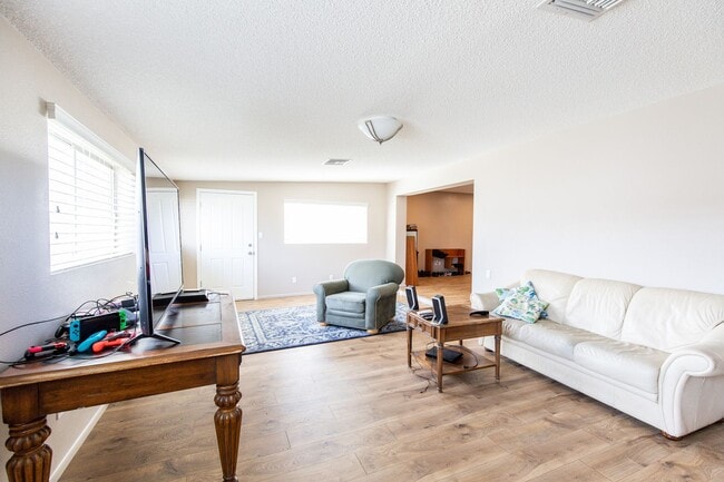 Building Photo - 6 Bedroom 3.5 Bathroom Tri-Level Home In Tempe close to ASU