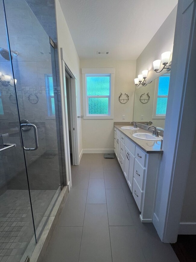 Building Photo - Newer Three bed, 2.5 bath Ashland Home | Available February!