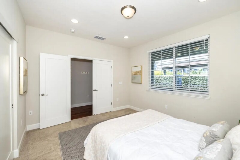 Building Photo - 827 Lotus Flower Loop