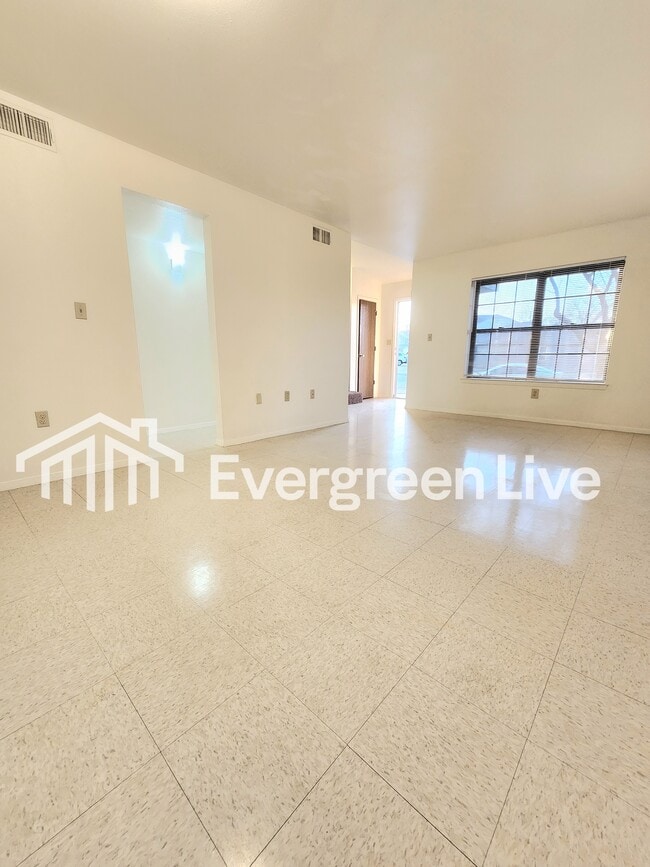 Building Photo - 213 Raven Dr