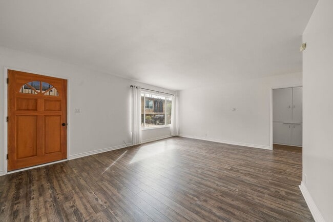 Building Photo - 2 Bed 1 Bath Updated Gated Condo Near Beac...