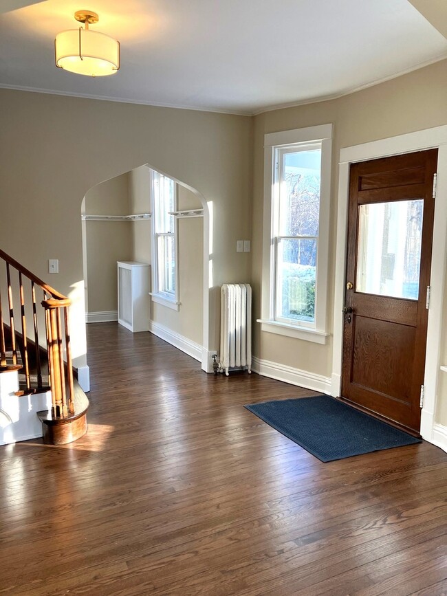 Building Photo - 544 Ravine Ave