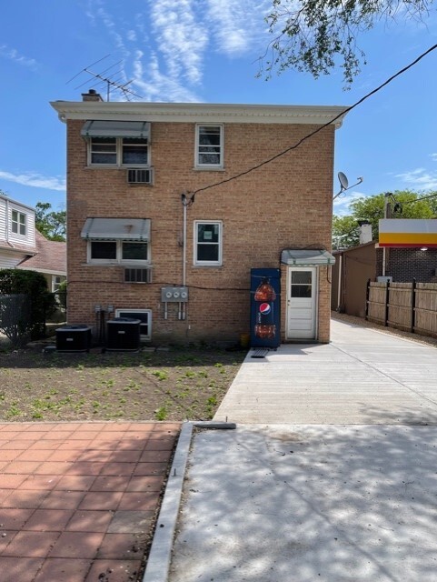 Building Photo - 4570 N Narragansett Ave