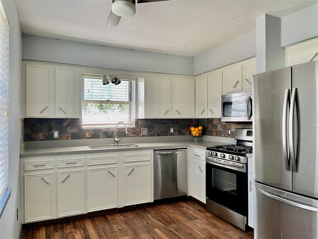 Building Photo - 2507 Lynn Dr