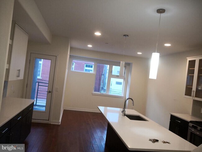 Building Photo - 1104 Lemon St