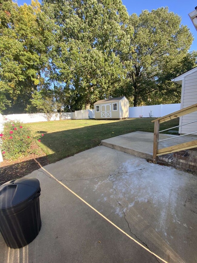 Building Photo - 3 bed, 2 Bath Ranch with Fenced Yard in Aw...