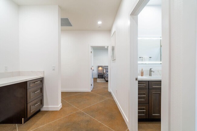 Building Photo - 15553 Ave Manzana