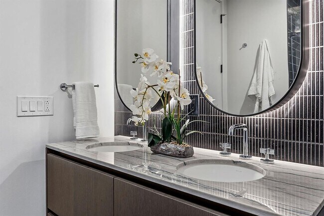 Building Photo - 610 Davis St