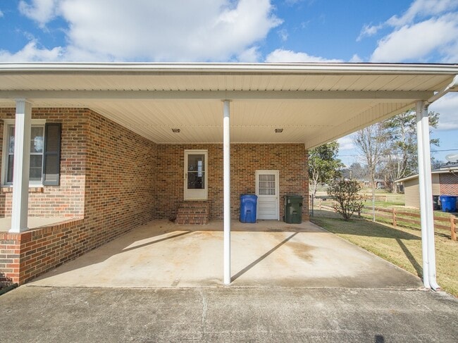 Building Photo - Great location near downtown Athens! Lawn Care included, new LVP flooring! Fenced yard!