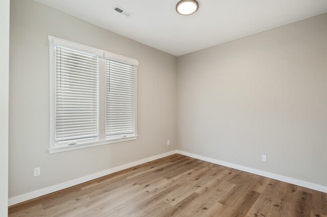 Building Photo - Conveniently located Single-family house available for Rent!