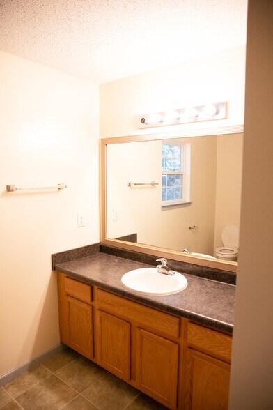 Upstairs bathroom - 16 Townview Dr