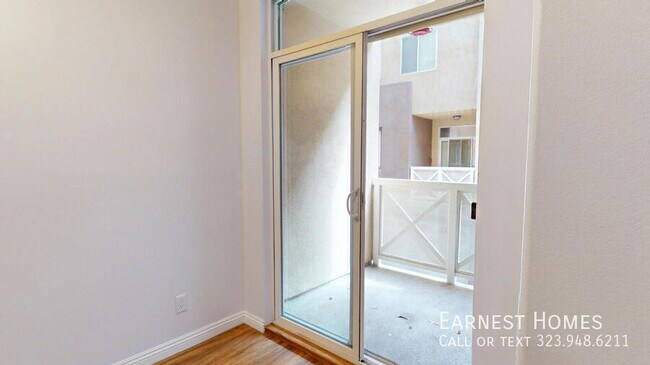 Building Photo - 11622 Oxnard St