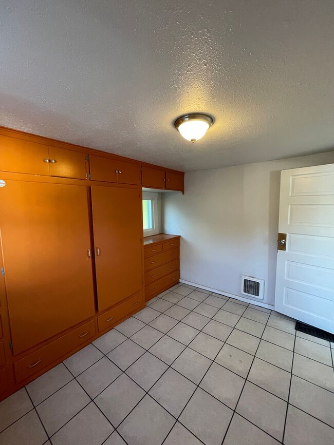 Building Photo - Charming Craftsman-Style Oversized 1 Bedro...