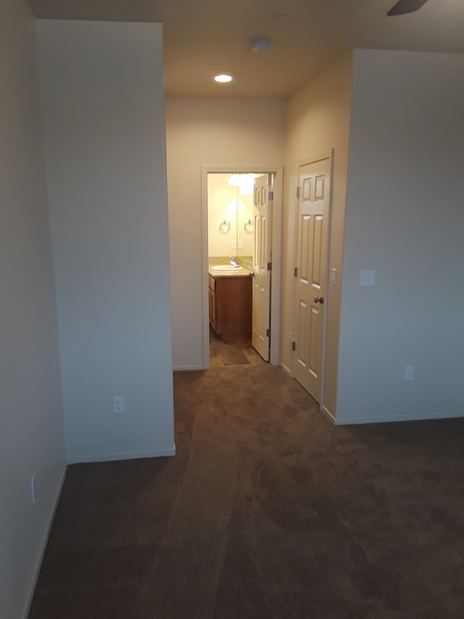 Building Photo - 1005 W 6th St