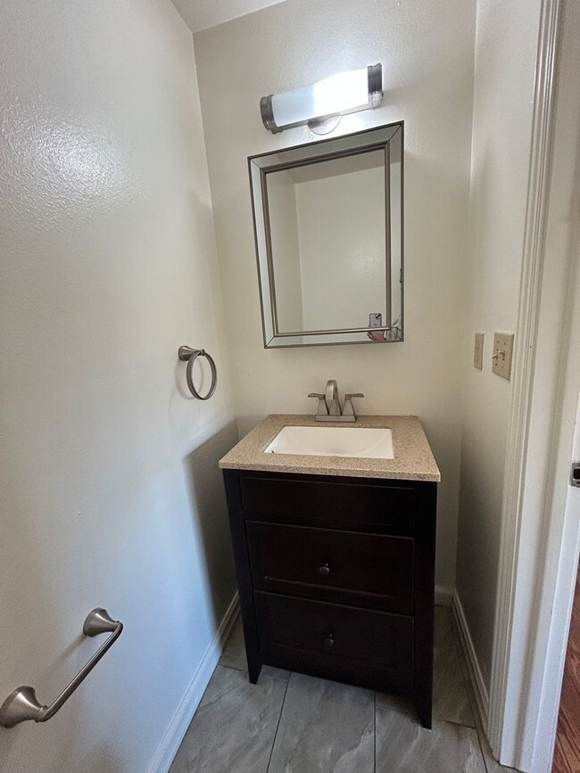 Building Photo - Spacious 2Br/1.5Ba End-Unit Townhome with Carport & Extra Storage