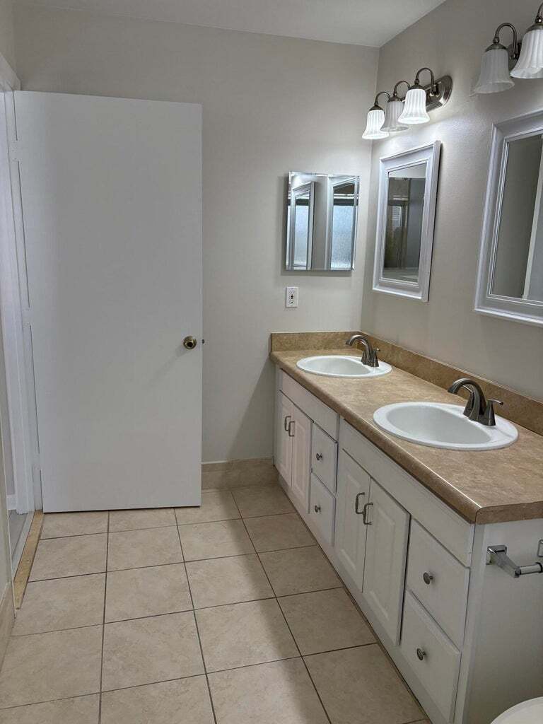 Building Photo - 10749 Cypress Lake Ter