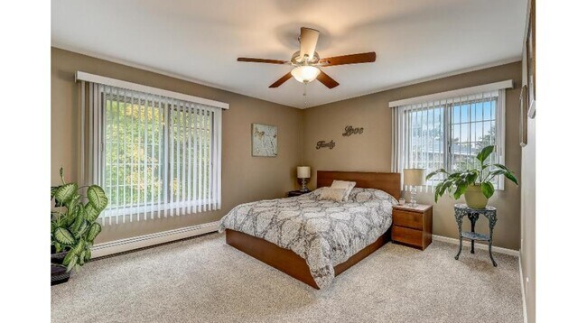 Master bedroom - 157 Linden Ln