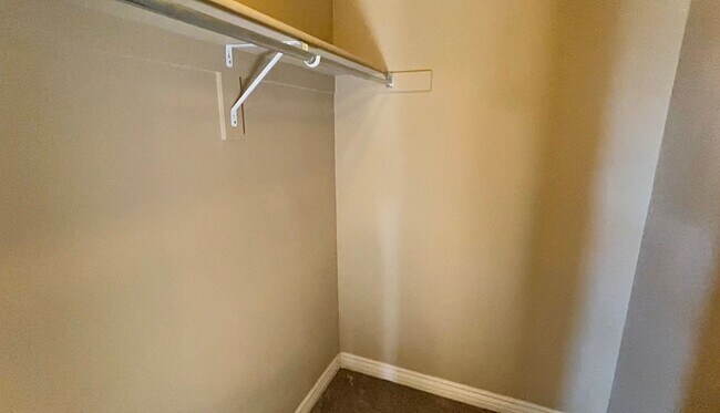 Building Photo - 6 Bedroom, 3.5 Bathroom Single Family Home in Layton Available June 1st!