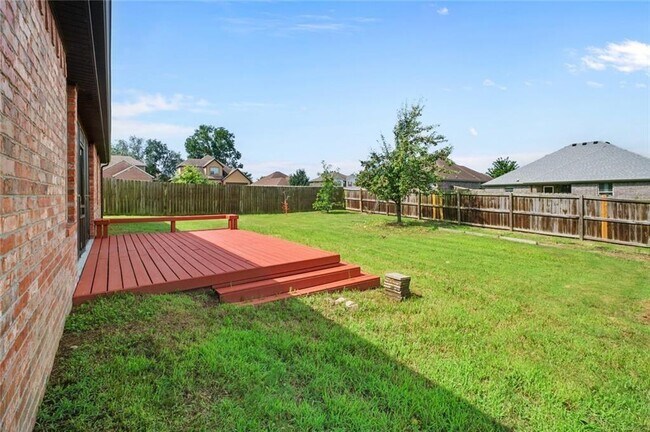 Building Photo - 904 SW Caprington St