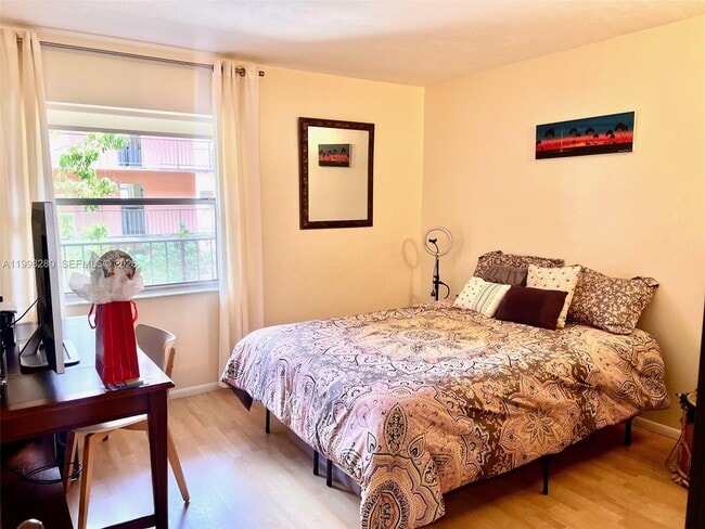 Building Photo - 2841 Somerset Dr