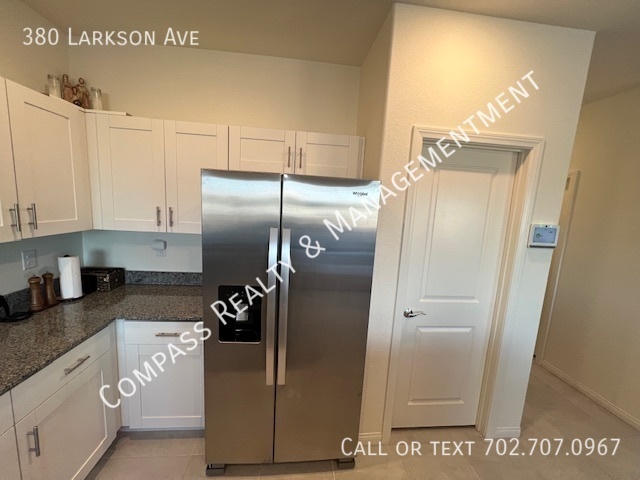 Building Photo - 380 E Larson Ln