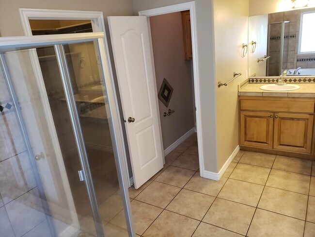 Building Photo - Beautiful 4 bed 2 bath home with 3 car gar...