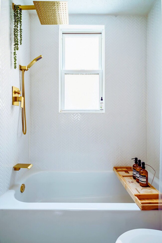 Building Photo - 33 Lundy St