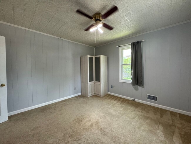 Building Photo - Charming 2 Bed 1.5 Bath Single Family Home...