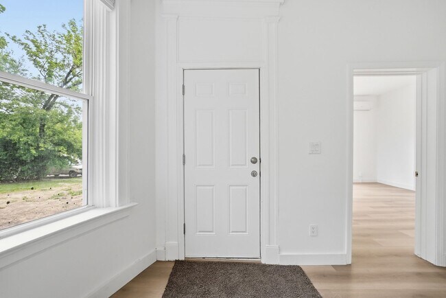 Building Photo - 568 Hale Ave