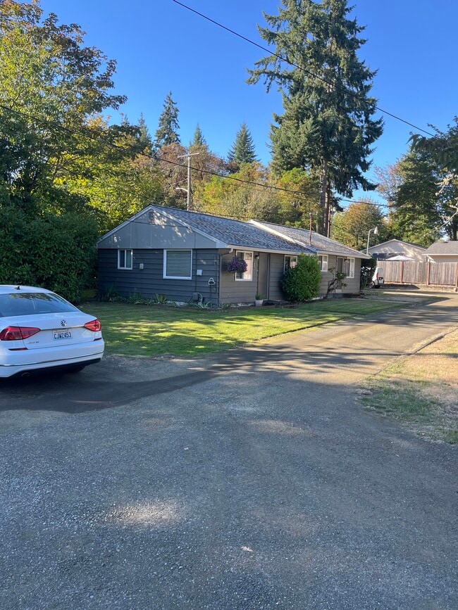 Building Photo - Lake Louise Dr SW