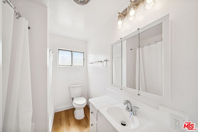 Building Photo - 842 Westbourne Dr