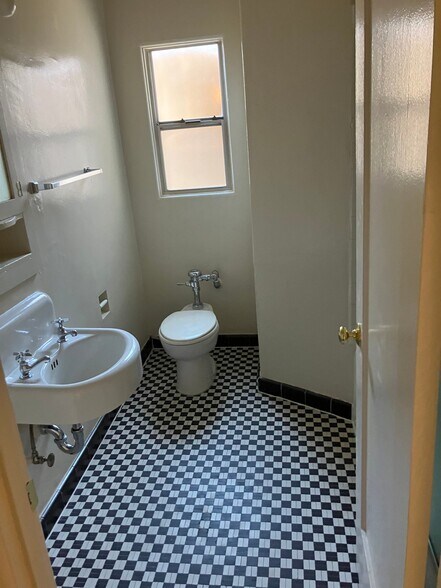 Building Photo - 2625 Ivy Dr