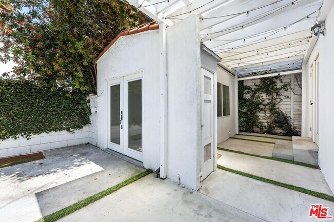 Building Photo - 7614 Willoughby Ave