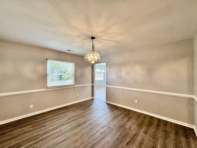 Building Photo - A Ranch Home In Great Neck!  Ready NOW!  P...