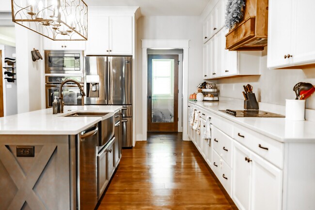 Building Photo - 918 Woodford Cv E