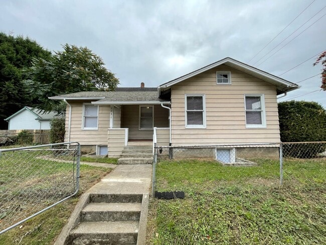 Primary Photo - House Near Mississippi Ave with Fenced Yard