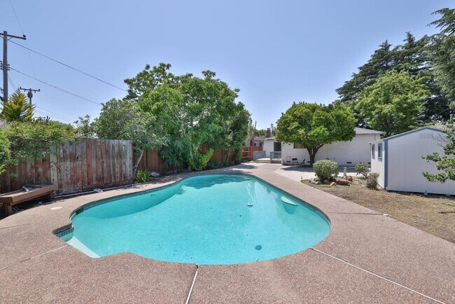 Building Photo - 1841 Briarwood Dr