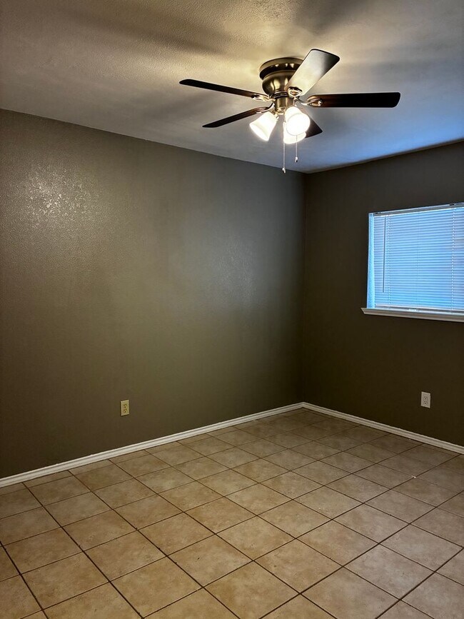Building Photo - 2112 Pin Oak Rd
