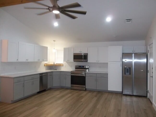 Building Photo - 240 Pin Oak Way N