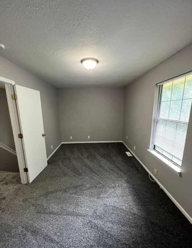Building Photo - Renovated 3 Bedroom Duplex in Raytown!