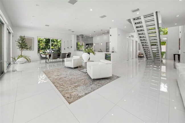 Building Photo - 6050 La Gorce Dr