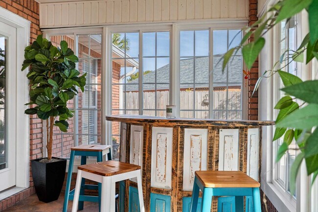 Building Photo - 300 Lan Rob Ln