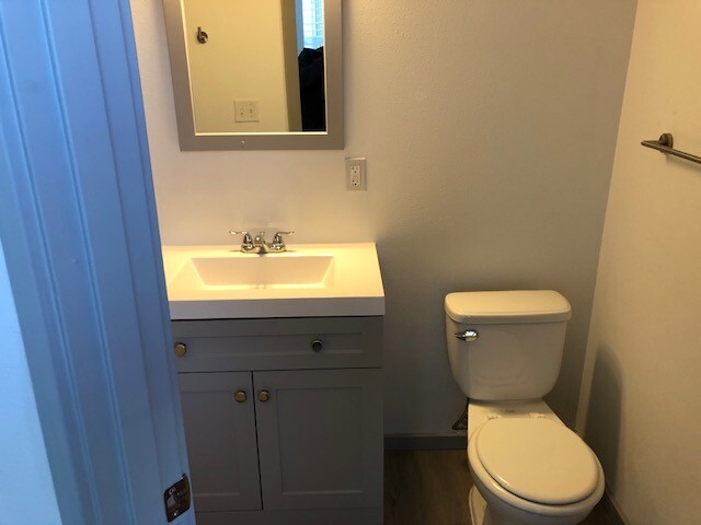 unit 7 bathroom 1 - 300 Fairview Ave